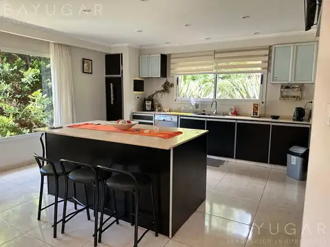 Casa en Venta con 4 cocheras