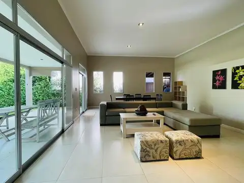 CASA DE CUATRO AMBIENTES CON PISCINA EN RUMENCO