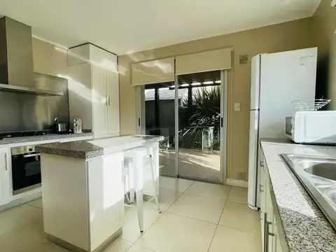 CASA DE CUATRO AMBIENTES CON PISCINA EN RUMENCO