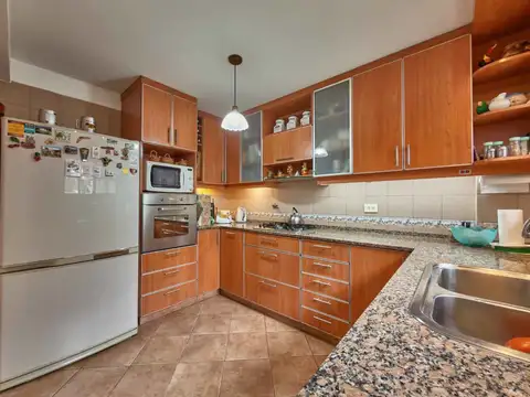 Casa 4 ambientes con 2 baños