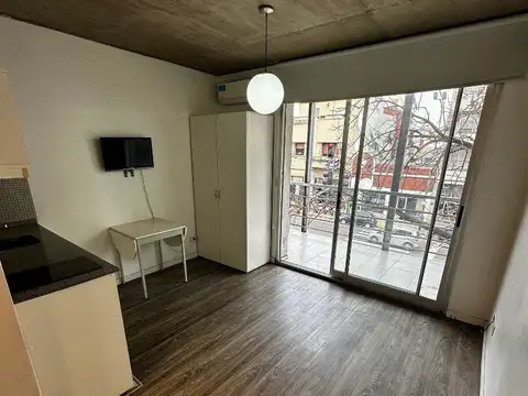 MONOAMBIENTE APTO PROFESIONAL, A LA CALLE CON BALCON, EXCELENTE UBICACION