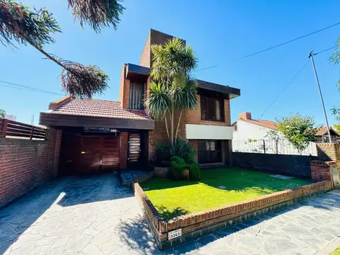 Casa en Garcia Lorca de cuatro ambientes con jardin y quincho