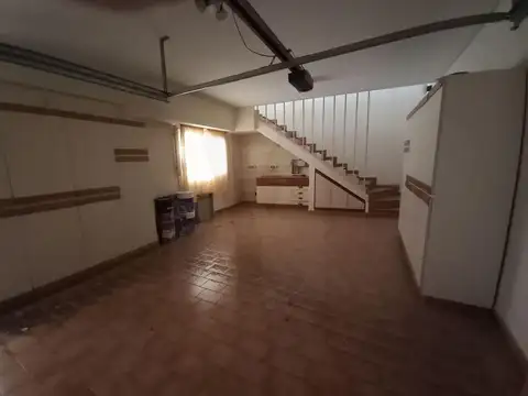 Casa en Alquiler con 3 cocheras