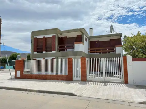 Casa en esquina — 3 dormitorios, cochera para 3 autos y patio delantero.