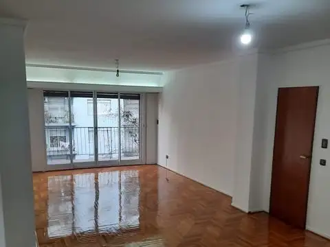 Muy buen depto. con balcon a la calle, amplio y luminoso. BAulera