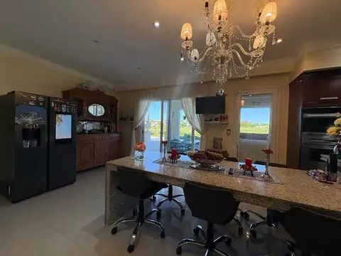 Casa 4 ambientes con 4 baños