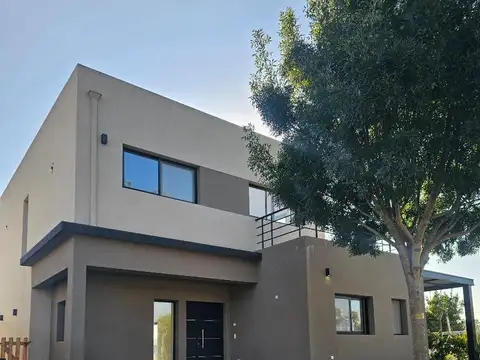 Casa en Alquiler en Santo Tomas, USD 1.300