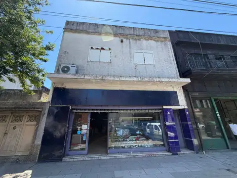 Gran Local sobre avenida Warnes!!