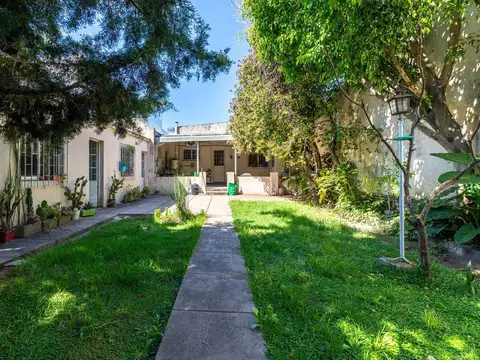 CASA EN VENTA LA PLATA CON GARAGE CUBIERTO