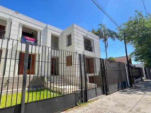 Casa 8 ambientes con 2 baños