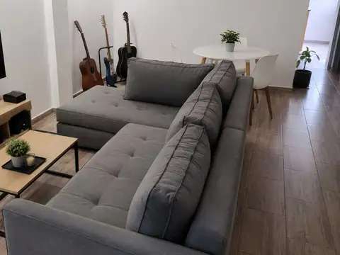 Departamento 3 ambientes, con patios y cochera. 