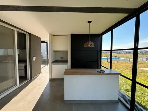 Casa 4 ambientes con 2 baños
