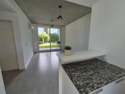 Alquiler Excelente dpto de dos amb con JARDIN 
