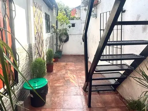 VENTA PH 4 AMBIENTES CON PATIO EN CASEROS