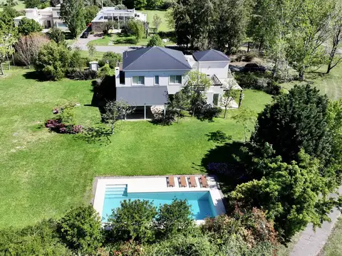 Casa en venta sobre doble lote - Estancias del Pilar - La Pionera