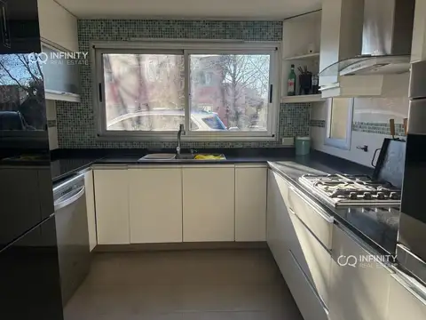 Casa en Alquiler con 3 cocheras