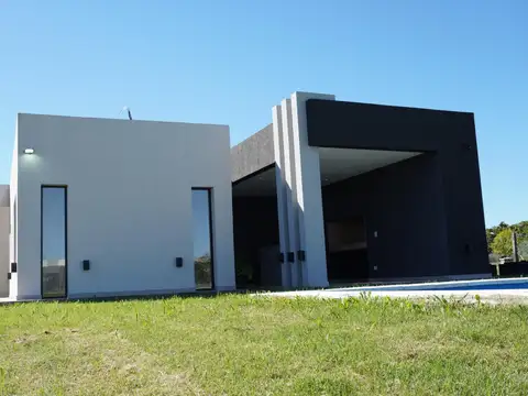 Casa en Venta en Pilar del Este - Santa Lucia, USD 215.000