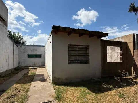 Casa Familiar con Patio y Espacio para Ampliar – La Carolina