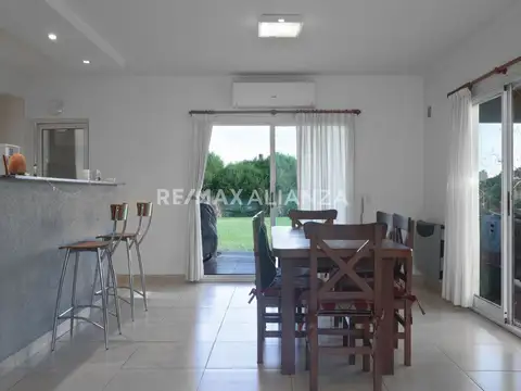 Casa 4 ambientes con 2 baños