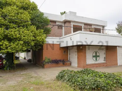 Casa con local en venta en Los Hornos