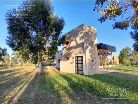 Casa 3 dormitorios con parque, Loteo San Juan Primero, Colón.