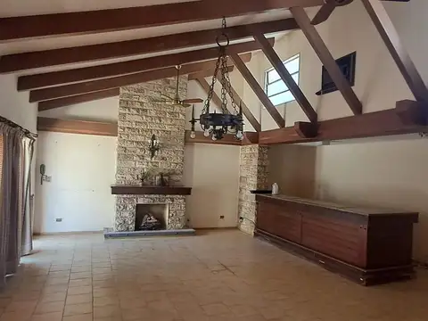 CASA EN VENTA 3 DORMITORIOS QUINCHO PATIO COCHERA