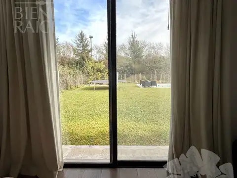 Casa en Alquiler con 1 cochera