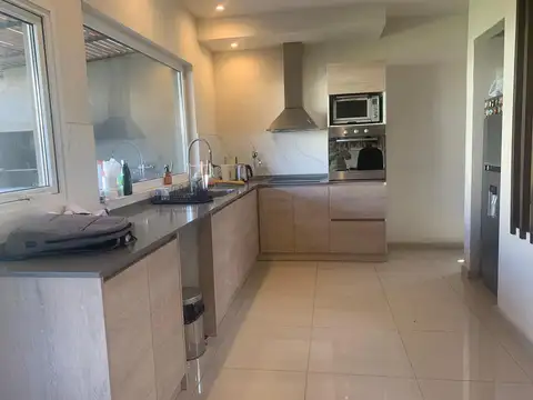 Casa en Alquiler con 2 cocheras