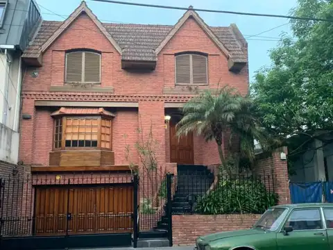 Excelente casa con jardín y pileta. Alquiler o venta. cocheras