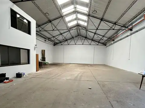 GALPÓN EN ALQUILER EN AVELLANEDA EXCELENTE ESTADO