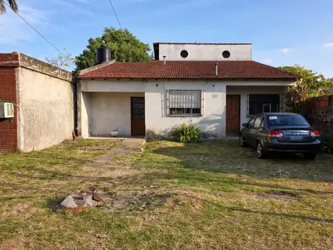 VENTA CASA 5 AMB Y 2 AMB A REFACCIONAR ITUZAINGO