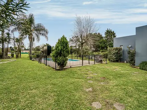 Exclusiva propiedad con piscina en Barrio Privado Boca Ratón