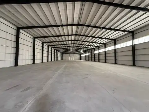 Alquiler de Nave de 2600 m2 cub en polo 52. 3 USD/m2