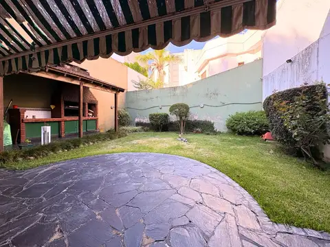 VENTA CASA 5 AMB. EN FLORES CON JARDIN Y GARAGE