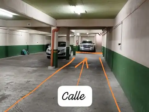 SE VENDE COCHERA CENTRICA