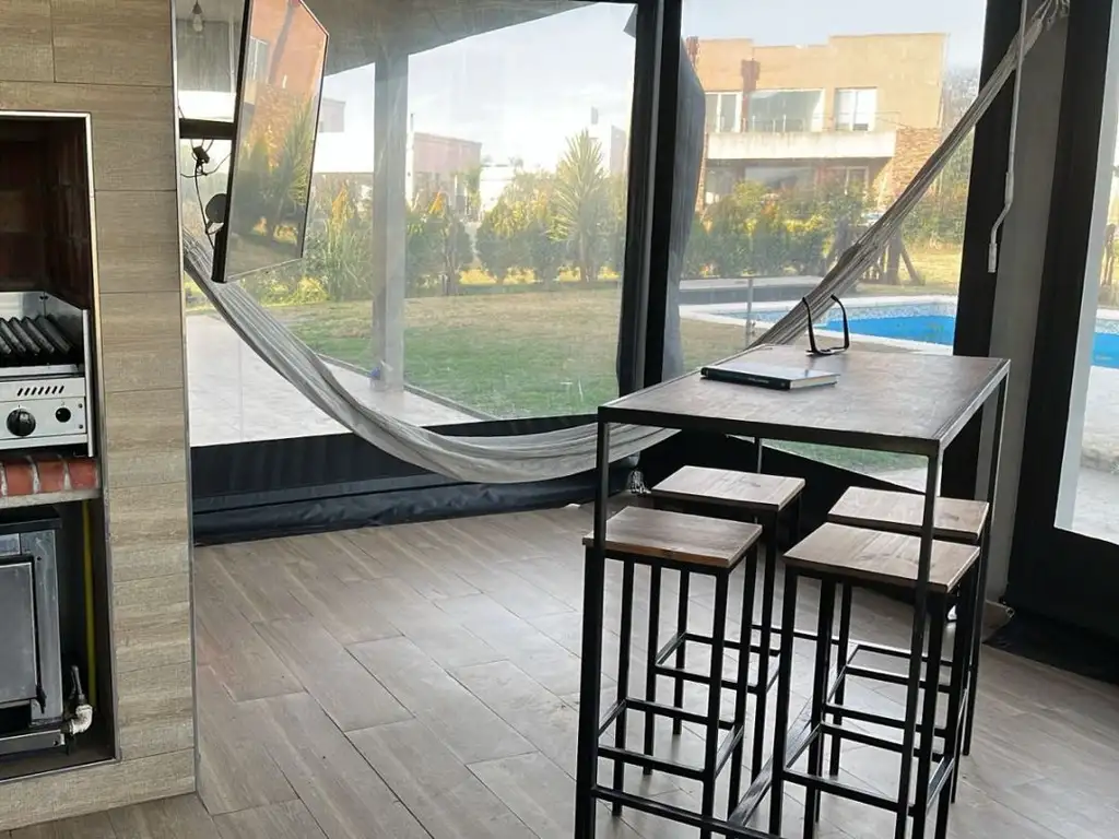 Casa - 420  m² Cubierta | 6 dormitorios | 2 años | 6 baños | 7 ambientes | Excelente