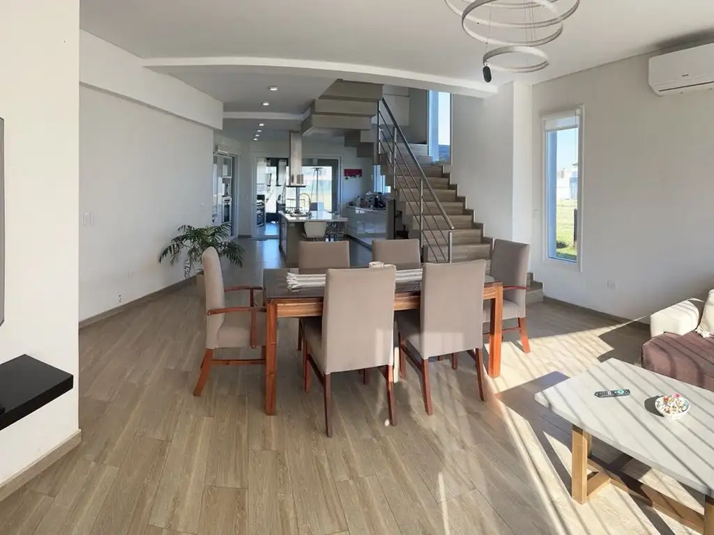 Casa en Venta - 6 dormitorios - USD 790.000