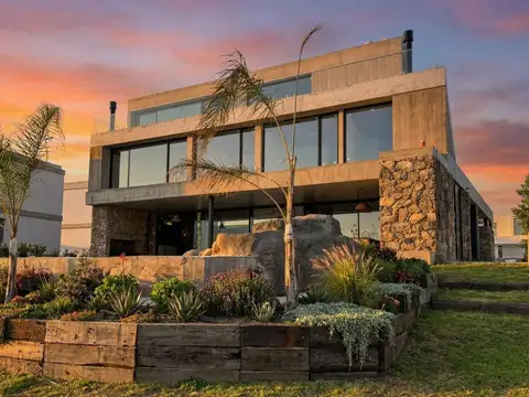 Casa 6 ambientes con 8 baños