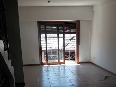 Depto Tipo Casa en Alquiler con 1 cocheras