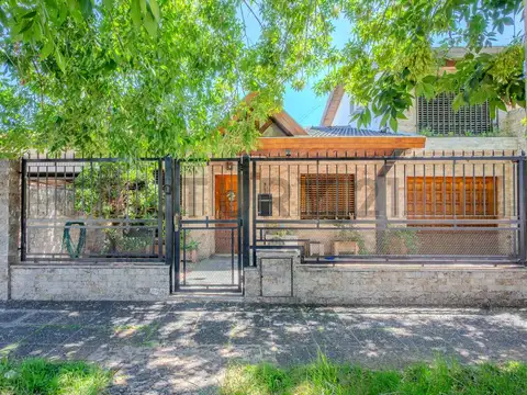 VENTA Chalet en Barrio Marina, Villa Luzuriaga, San Justo - Acepta permuta