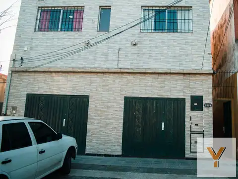 PH en venta - 5 Dormitorios 4 Baños - 299Mts2 - Rafael Calzada, Almirante Brown