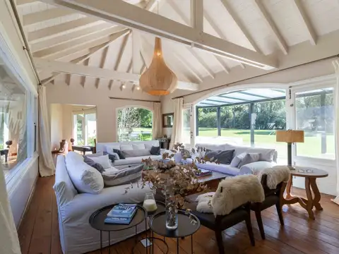 Casa 8 ambientes con 3 baños