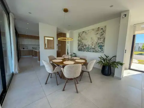 Casa 5 ambientes con 4 baños