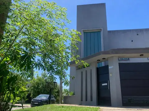 Casa en Venta en City Bell [Cod: 744]