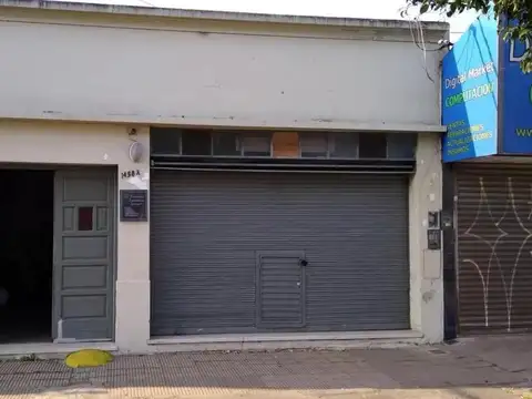 Casa en venta - 2 dormitorios 1 baño 1 cochera - Local al frente - 240mts2 totales - La Plata