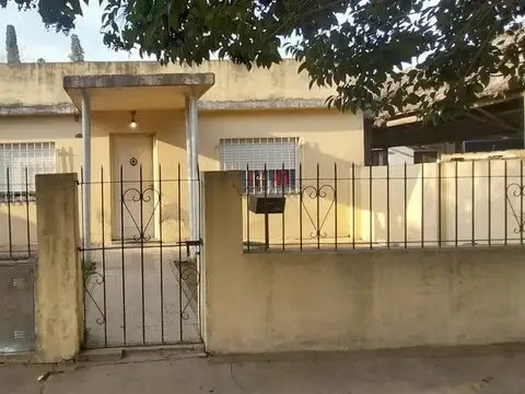 VENTA LOTE CON 2 CASAS A RECICLAR - MORENO