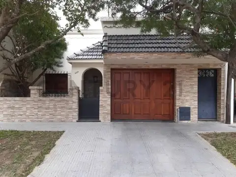 VENTA de Casa de 4 dormitorios en Barrio Maria Selva, Santa Fe.