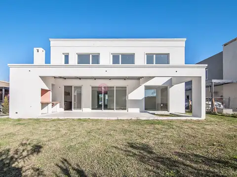 Casa 5 ambientes con 3 baños