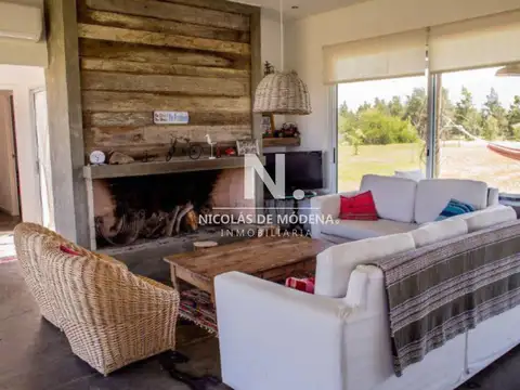 Casa 4 ambientes con 2 baños