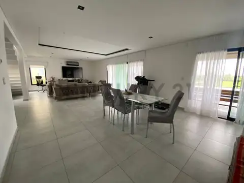 Casa en Alquiler con 4 cocheras